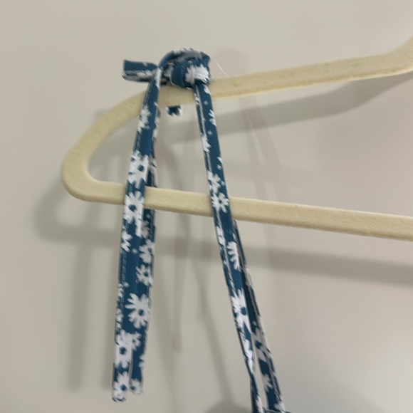 3/$15 NWT cropped blue floral top medium - Picture 5 of 8